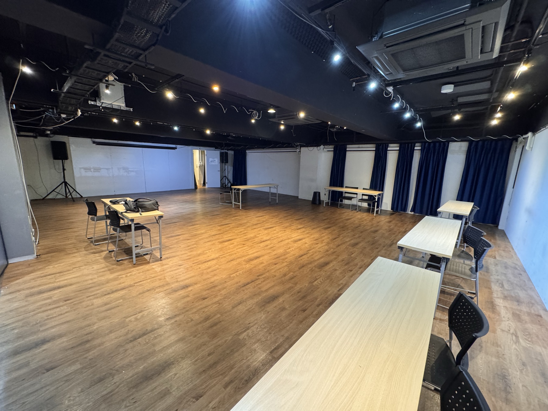 机を配置した会場内観